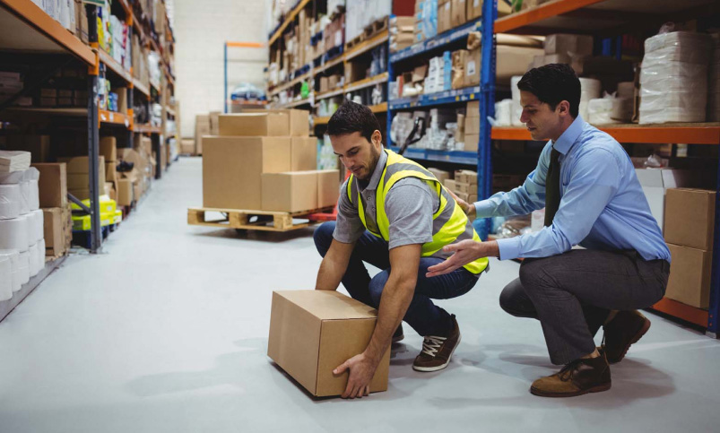 Someone showing another person how to pick up a box | Health & Safety Training | Franklins Training Services