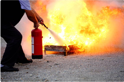 Someone putting a fire out with the fire extinguisher | Franklins Training Services